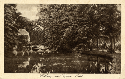 15934 Gezicht op de vijver in het park van Slot Zeist te Zeist uit het zuidoosten; met op de achtergrond de toegangsbrug.